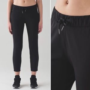 Lululemon On The Fly Pant 28" Mid Rise Black Neutral Casual Travel Activewear 8